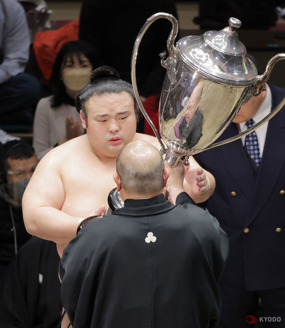 SUMO/ Takakeisho clinches his third championship in fight to finish