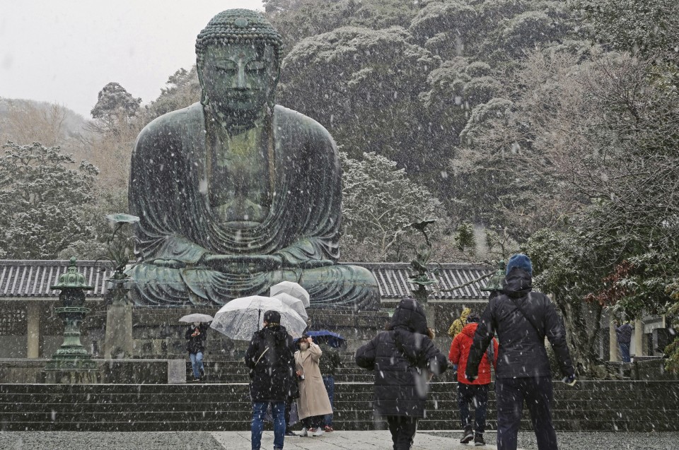 Weatherwatch: Tokyo experiences rare late-March snowfall