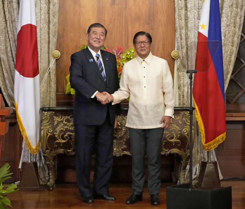 Japan, Philippines agree to begin talks for security pacts