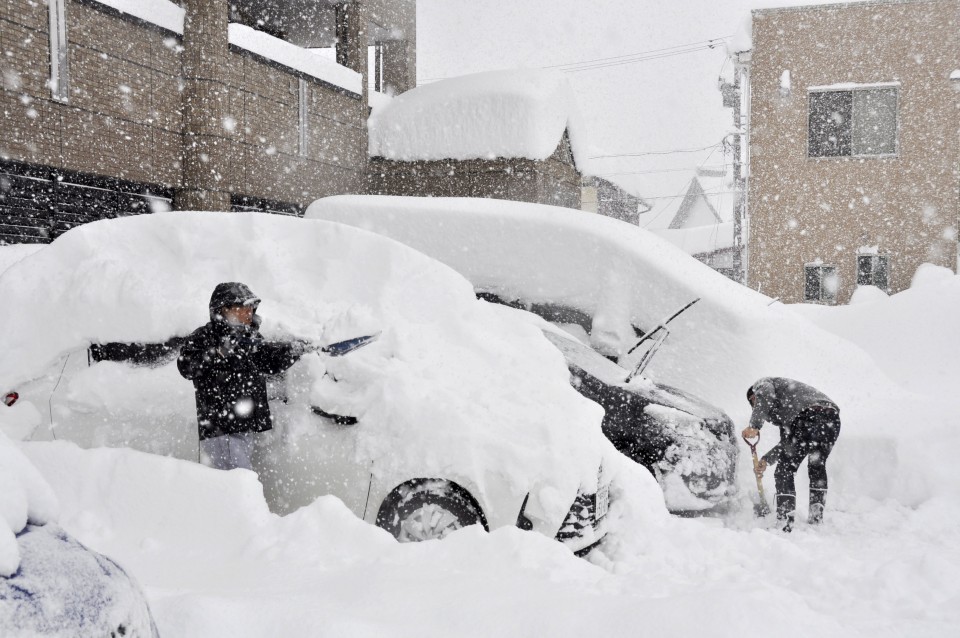 1 killed, 1,500 cars stranded in snow in Japan