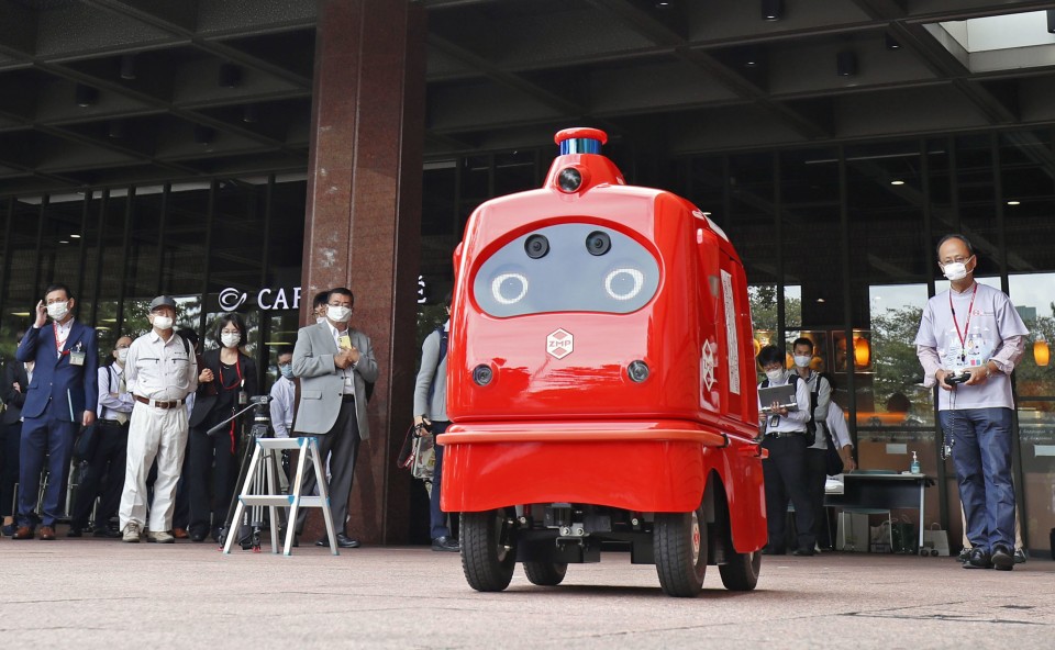 Mail delivery robot makes test run on Tokyo road amid pandemic